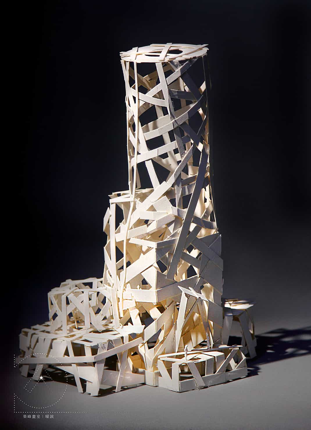 《結構編織》，作者：曜誠，建築模型，媒材：紙板。