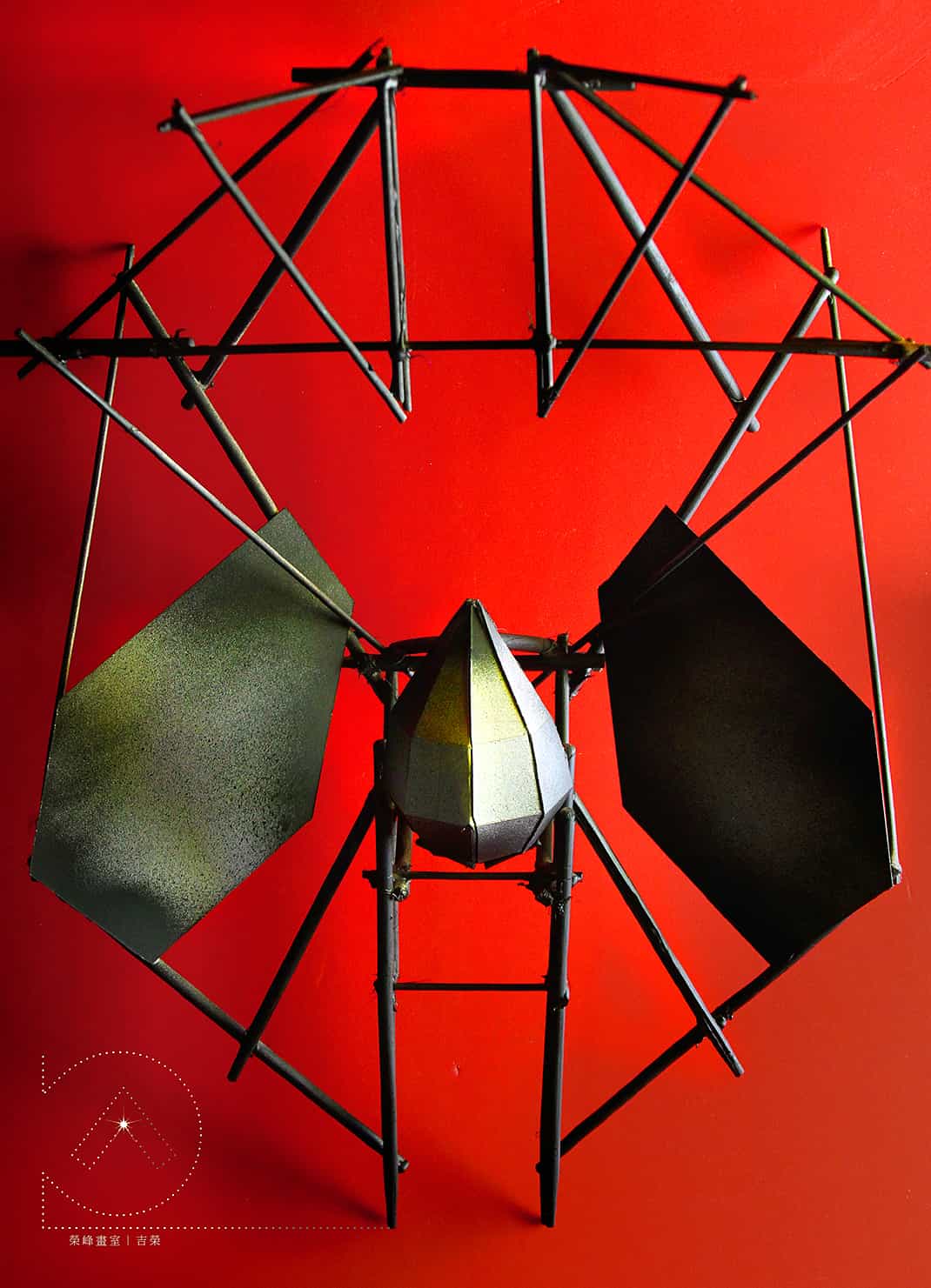 《對稱的結構》，作者：吉榮，立體造型，媒材：紙板、竹筷。